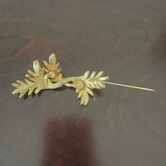 Vintage goldtone and rhinestone brooch - Picture 5 of 6